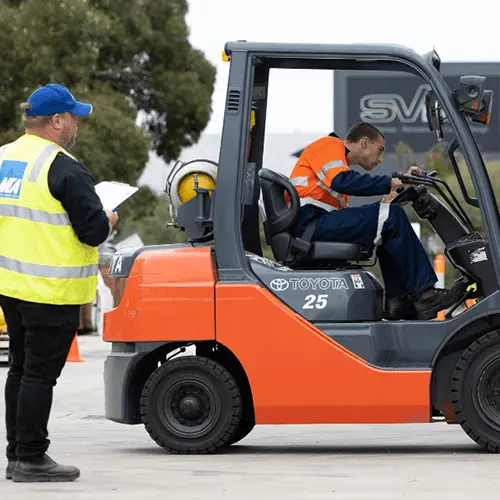 Corsi e Aggiornamenti uso Attrezzature: Carrelli industriali, Gru per Autocarro, Patentino Muletto, Piattaforme aeree con o senza Stabilizzatori
